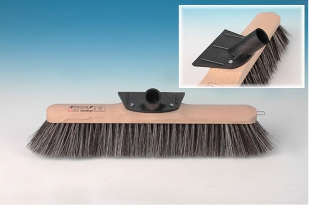 Balai avec fixe-manche robuste en plastique avec grattoir pratique 60 cm pour l'industrie. extra-robuste. bois de hêtre suisse brut. mélange de matière synthétique. grise