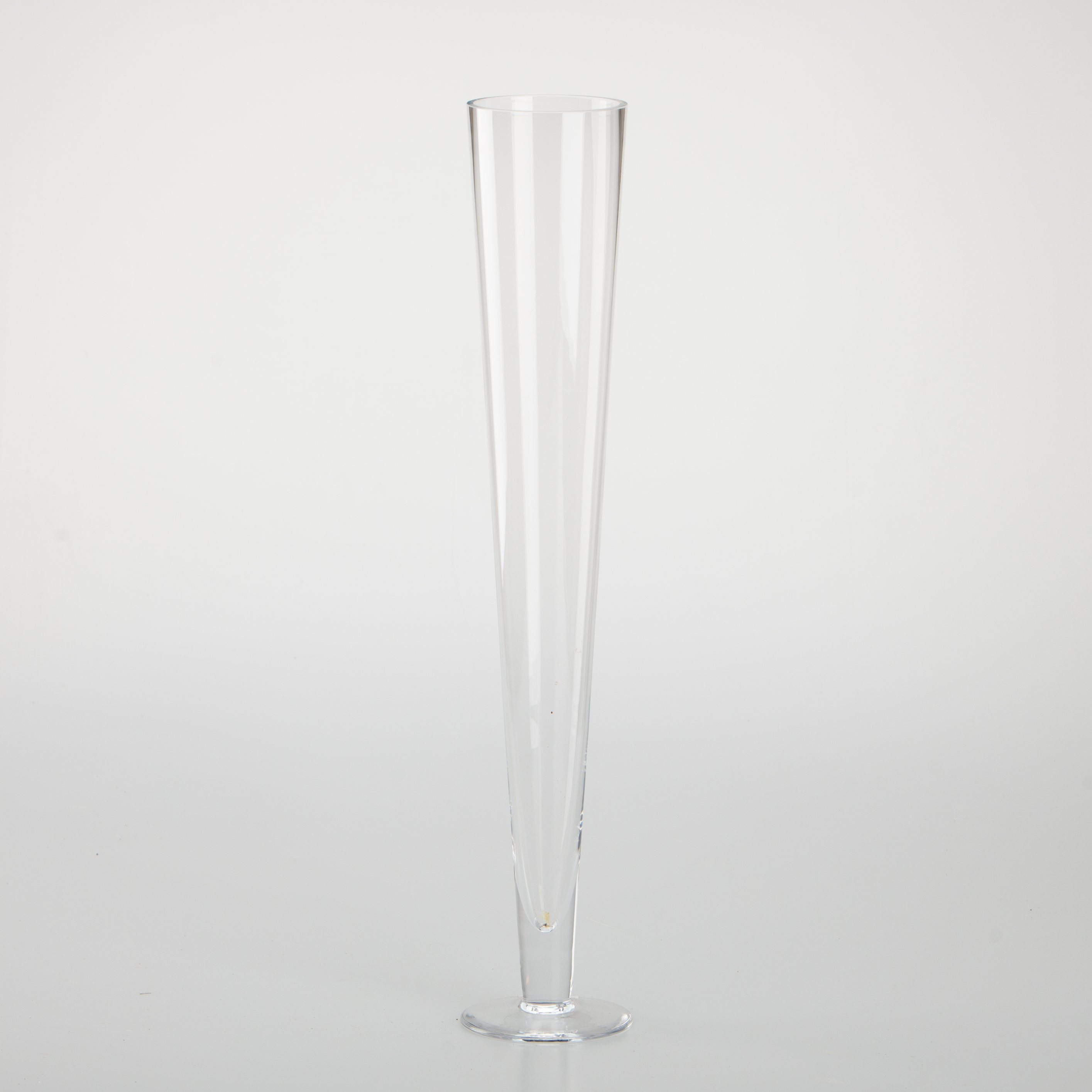 Vase conique sur pied