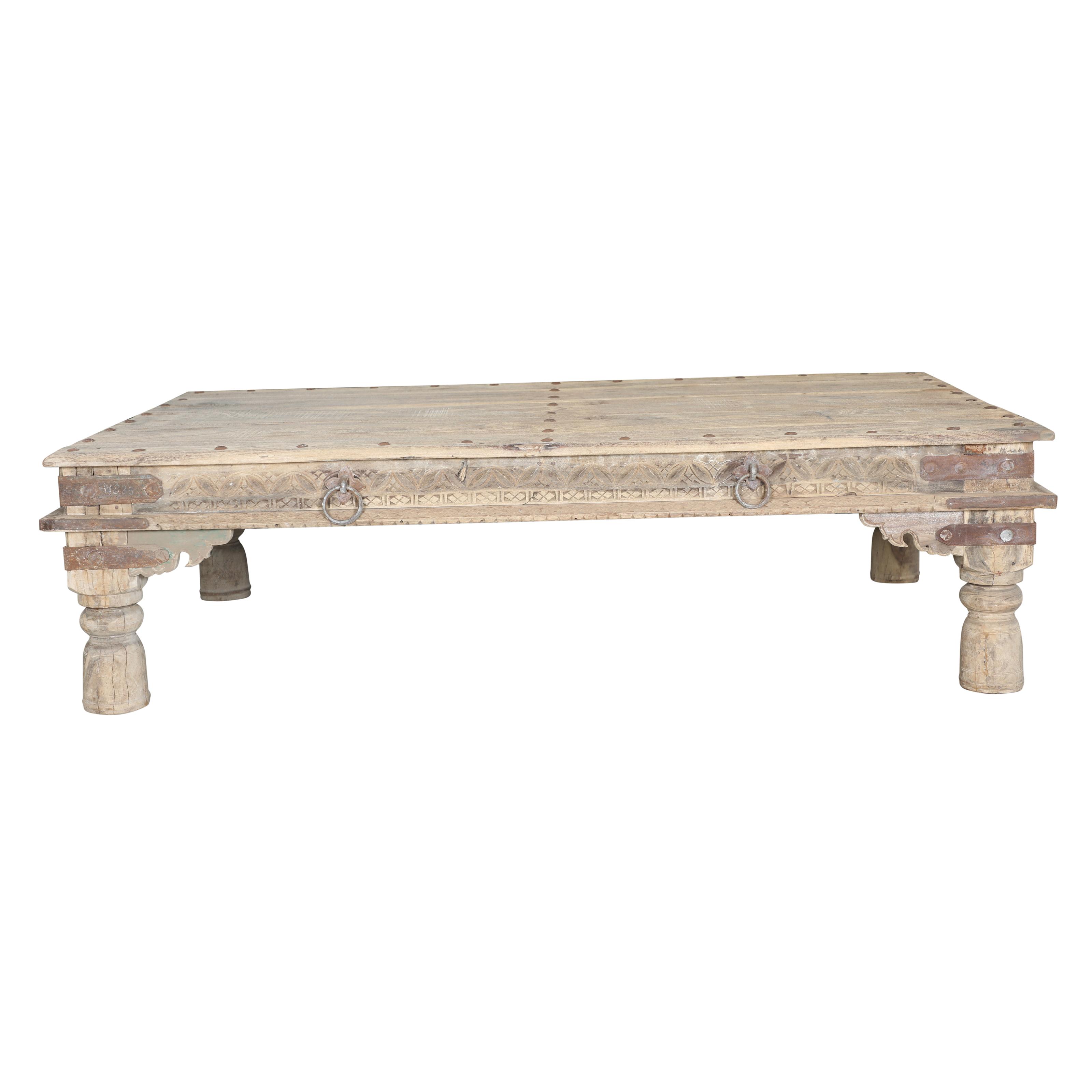 Table basse sculptée en teck ancien