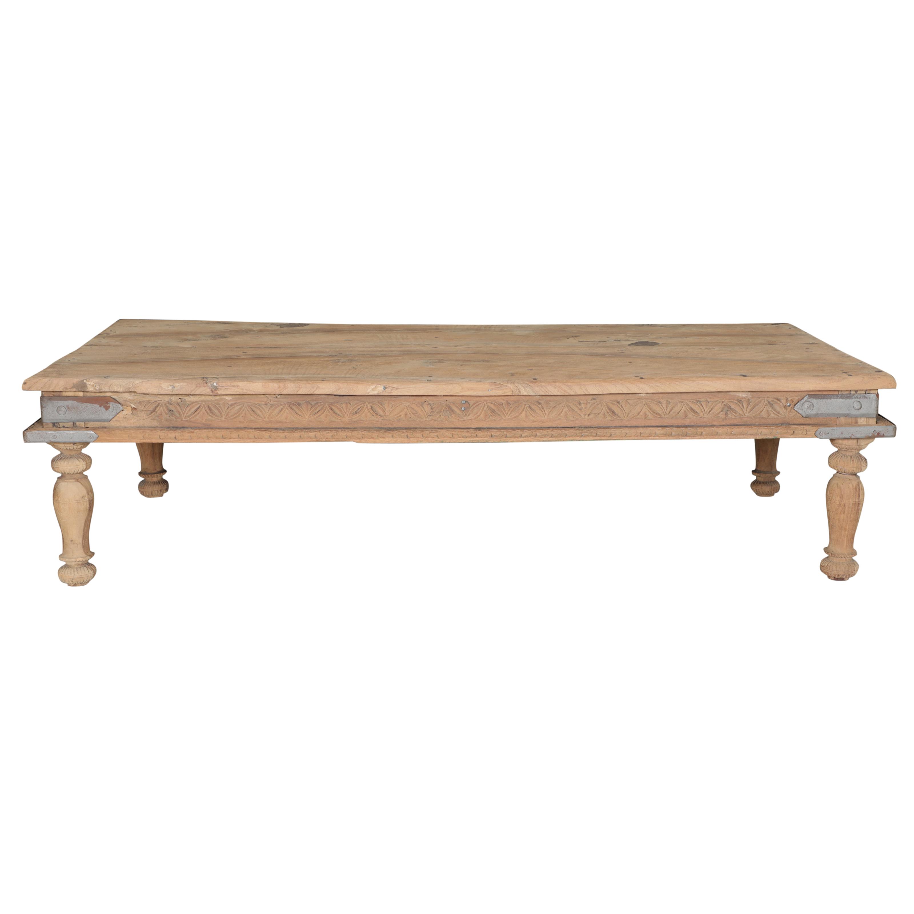Table basse sculptée en teck ancien
