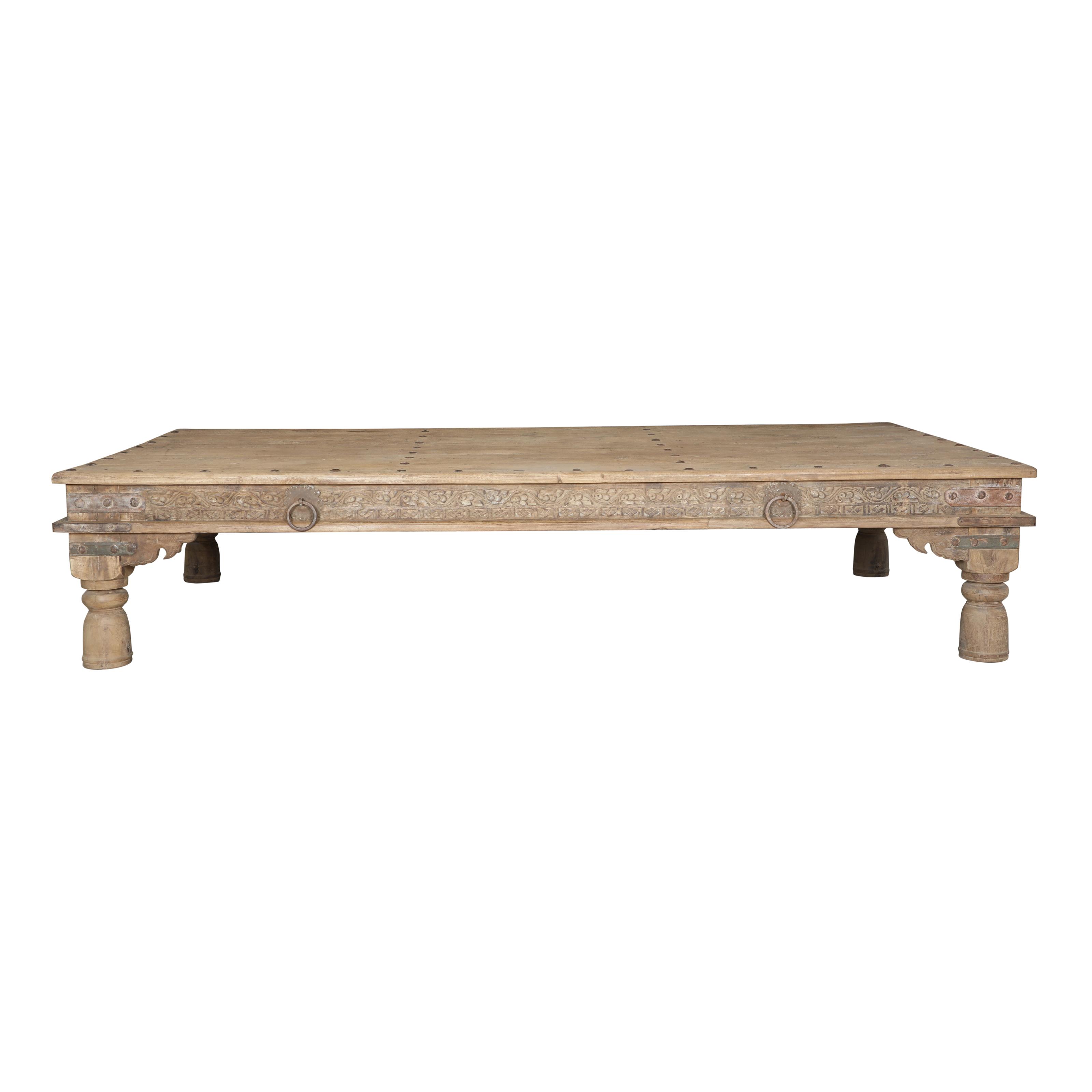 Table basse sculptée en teck ancien