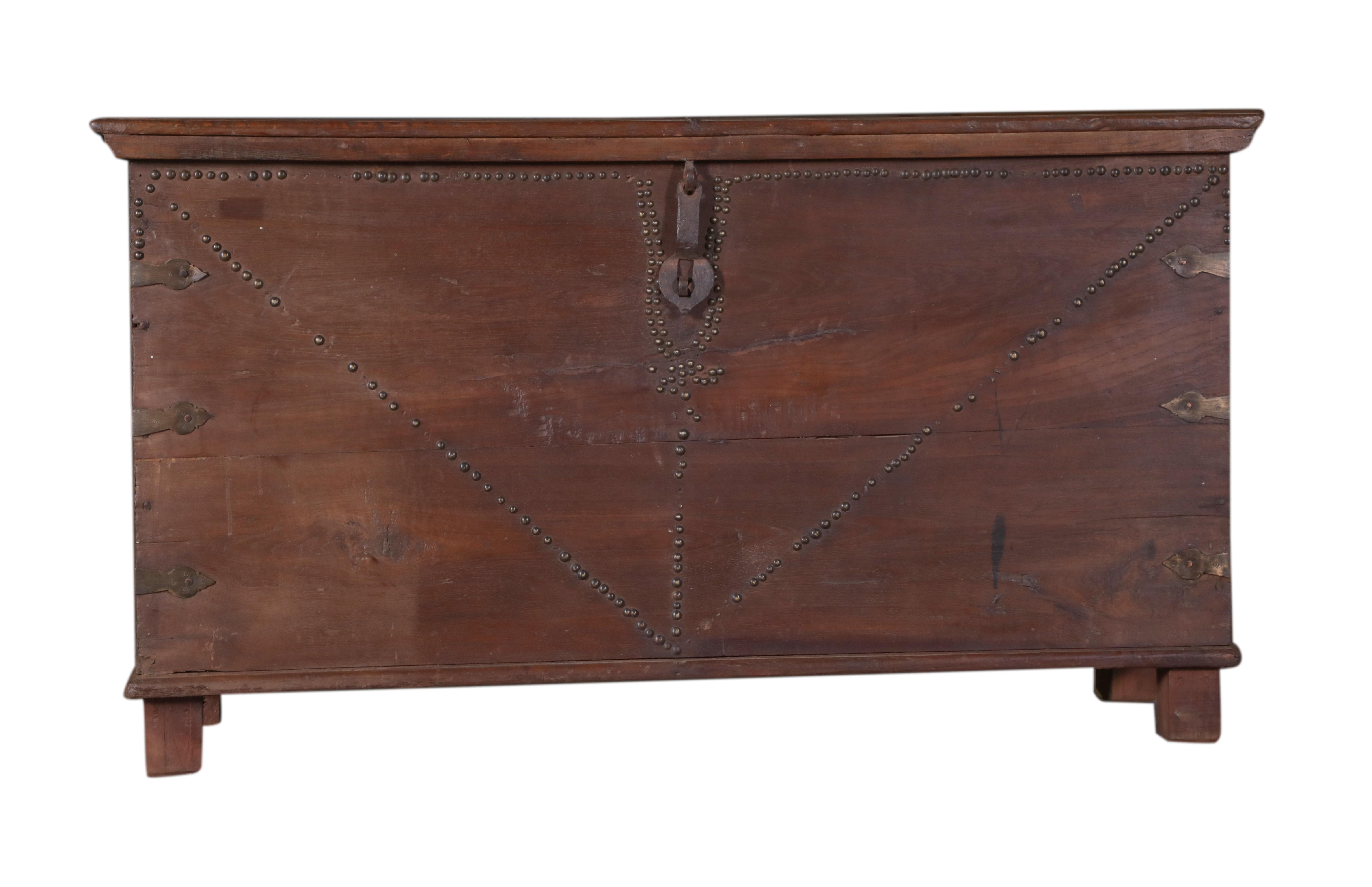 Coffre avec insert laiton en teck ancien