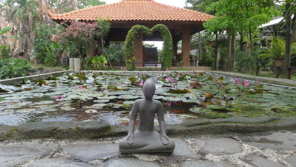 Femme assise en position de Yoga - Position du Lotus M