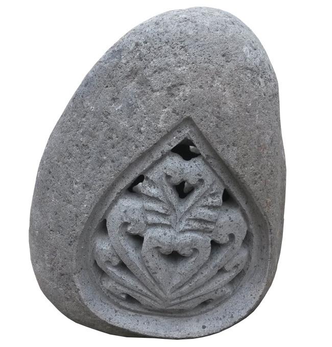 Lanterne en Pierre de rivière avec motif sculpté sur un côté