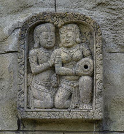 Relief avec deux personnages.