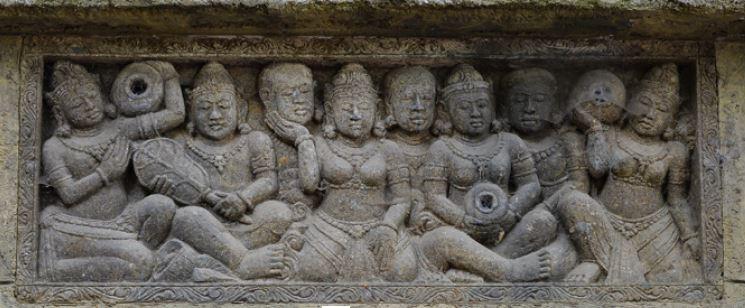 Grand relief avec personnages et Vases