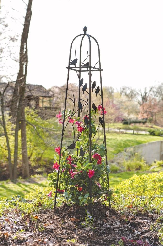 Obélisque d'oiseaux perché