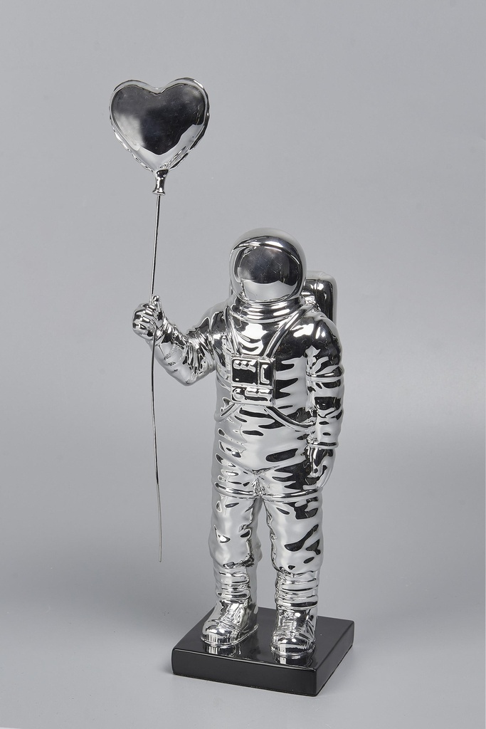 Astronaute avec ballon cœur à poser