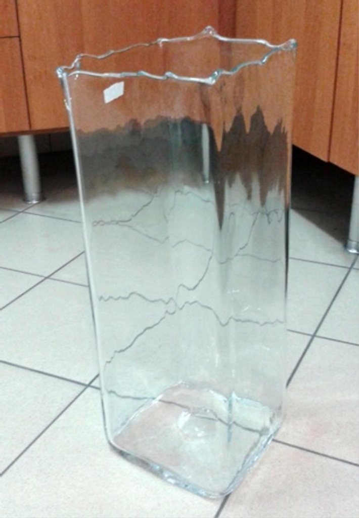 Vase carré en verre
