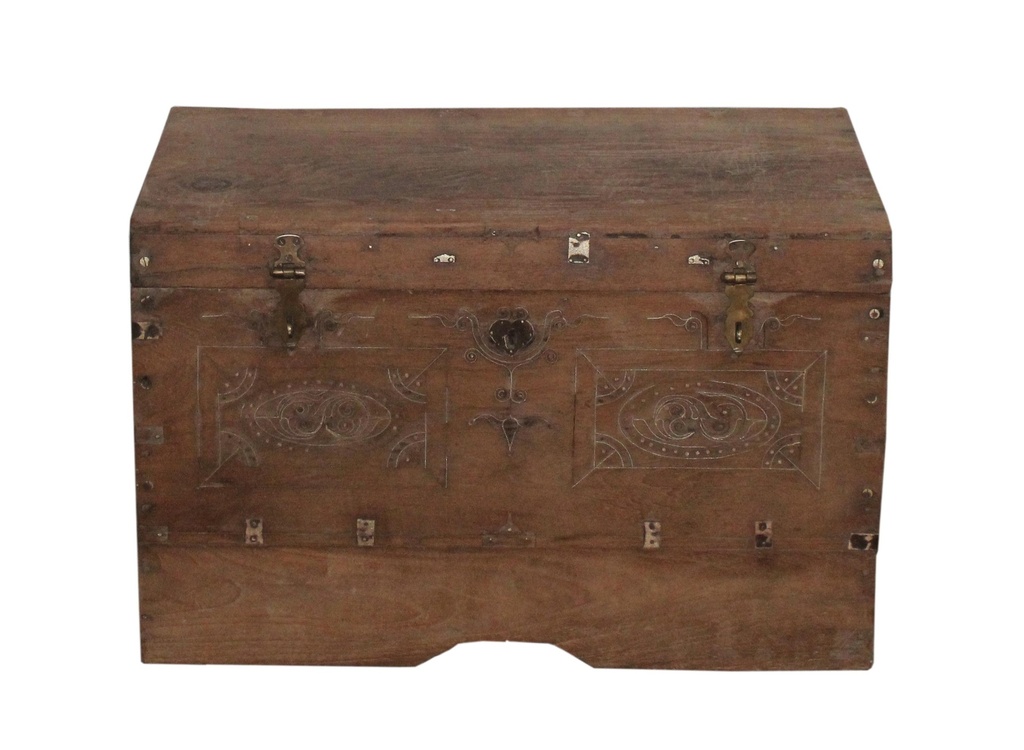 Coffre avec insert en laiton en teck ancien