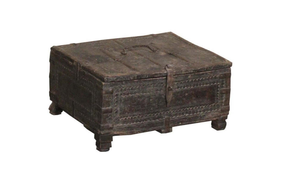 Coffre sculpté en teck ancien