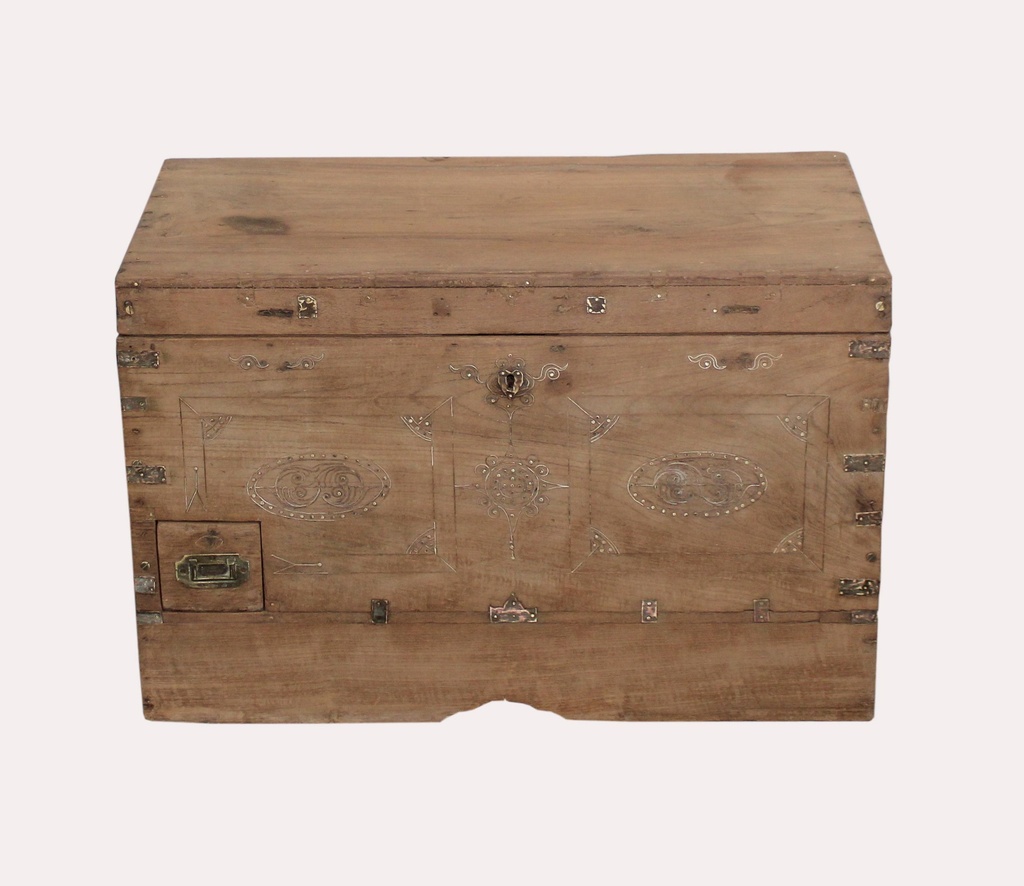 Coffre avec insert en laiton et 1 tiroir en teck ancien