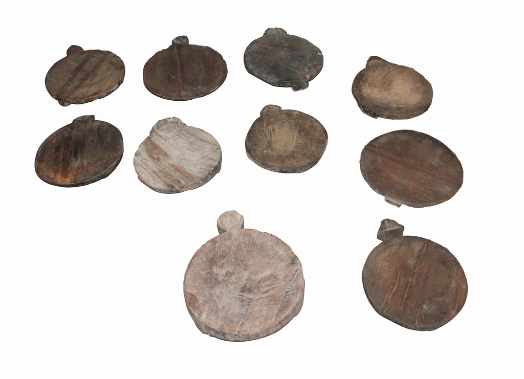 Plat à chapati sculpté en teck ancien