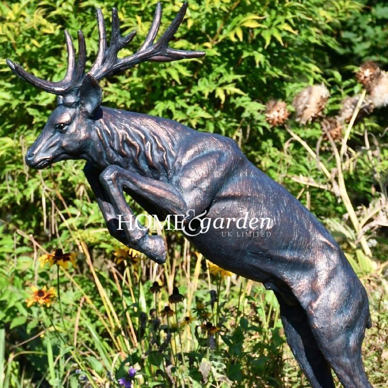 Petit Cerf élégant Sautant