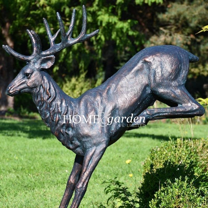 Petit Cerf élégant Atterrissant