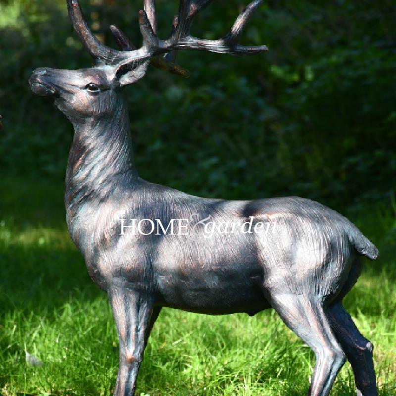 Cerf élégant Debout