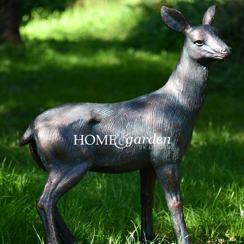 Biche élégante Debout