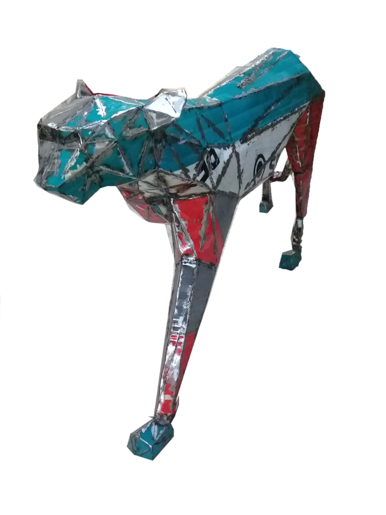 Panthère Marchant sculpture en baril de pétrole recyclé.