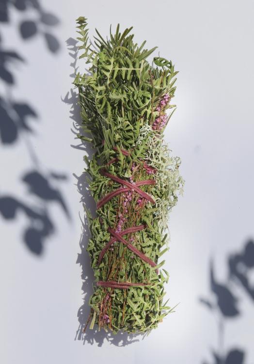 Bouquet du Hérisson pour fumigation: rameaux d'abies, fougère aigle, bruyère, lichen
